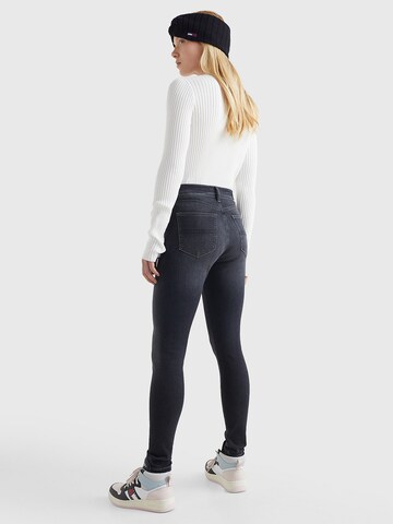 Tommy Jeans Skinny Farkut 'Sylvia' värissä musta