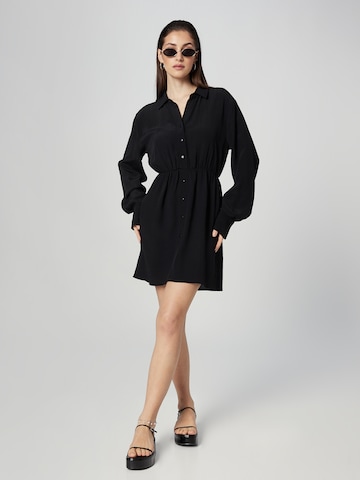 A LOT LESS - Vestido camisero 'Delia' en negro