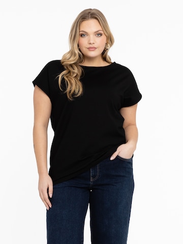 Yoek Shirt in Black: front