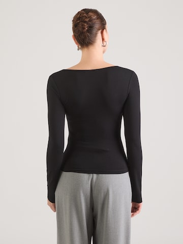 ABOUT YOU Футболка 'Emmy ' в Черный