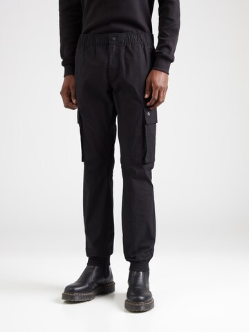 Calvin Klein Jeans - Tapered Pantalón cargo en negro: frente