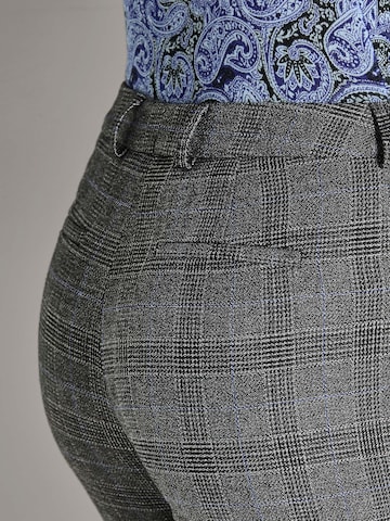 Coupe slim Pantalon à plis MADELEINE en gris