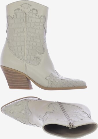 sacha Dress Boots in 36 in White: front