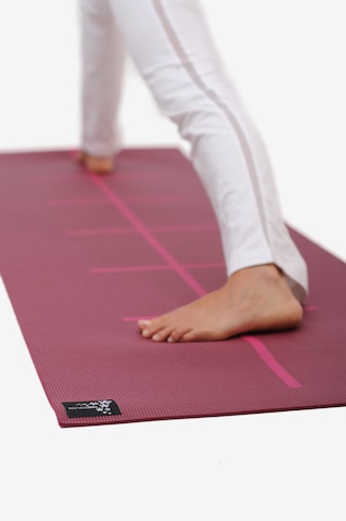 YOGISTAR.COM Mat 'Plus Alignment' in Red: front