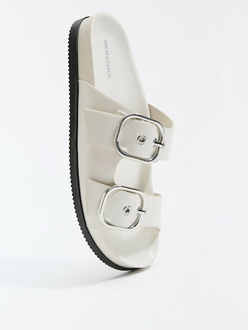 Bershka Pantolette in Weiß