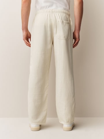 Next Ohlapna forma Hlače | bela barva