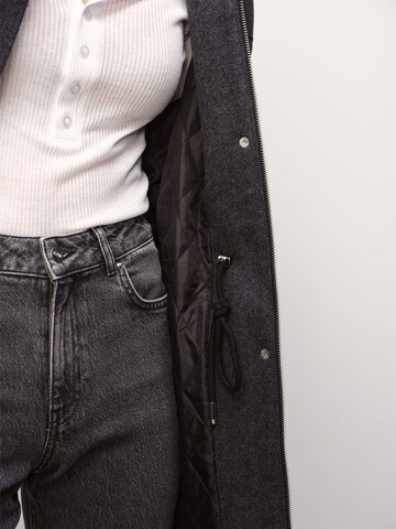 RÆRE by Lorena Rae - Casaco meia-estação em cinzento