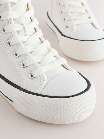 Next Сникърси в бяло