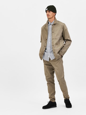 SELECTED HOMME Tapered Housut 'RONAN' värissä vihreä