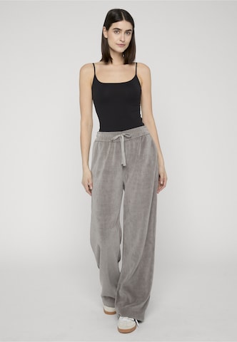 Estelou Regular Hose in Grau: Vorderseite