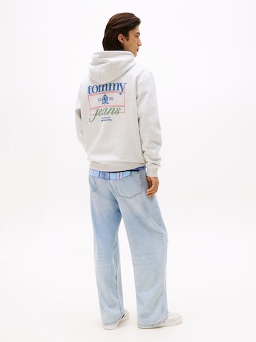 Tommy Jeans Свитшот 'PLAY' в Серый: спереди