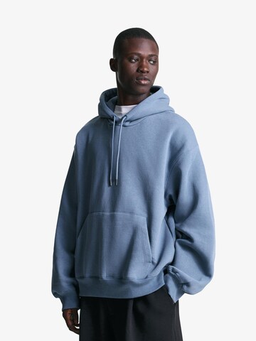 Bershka Sweatshirt in Blue: front