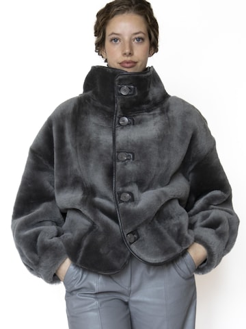 Just things we like - Chaqueta de invierno 'KIKU Reversible Shearling Jacket' en gris: frente