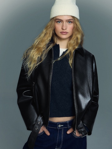 Bershka Välikausitakki värissä musta