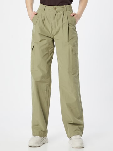 Nasty Gal Loose fit Pleat-front trousers in Green: front