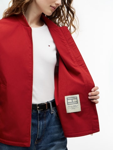 TOMMY HILFIGER Демисезонная куртка в Красный