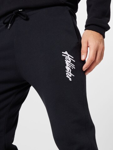 Tapered Pantaloni de la HOLLISTER pe negru