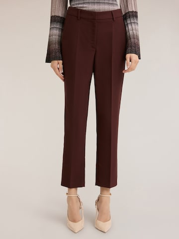MOTIVI Regular Trousers in Brown: front