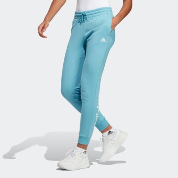 ADIDAS SPORTSWEAR - Tapered Pantalón deportivo 'Essentials' en azul