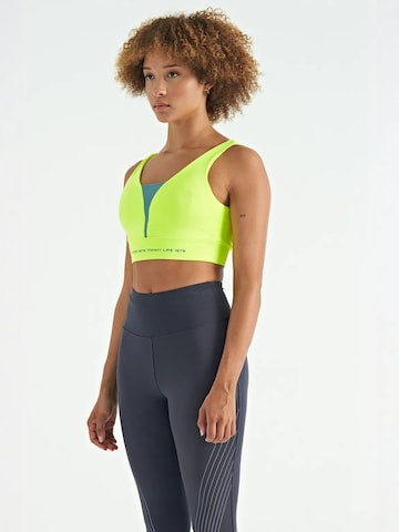 Top sportivo di Tommy Life in giallo