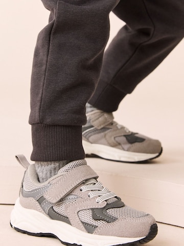 Sneaker di Next in grigio