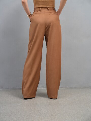 A LOT LESS Wide leg Pleated Pants 'Mila' in Brown