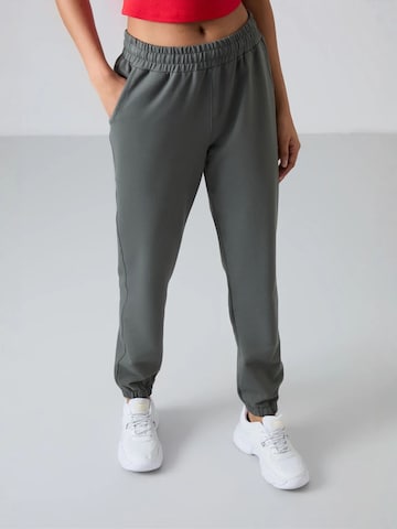 Tommy Life Tapered Trousers in Grey