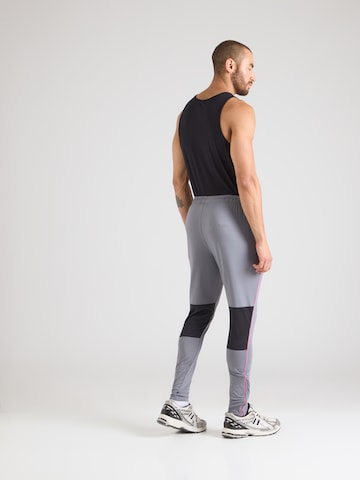 UNDER ARMOUR Slimfit Sportovní kalhoty 'Challenger' – šedá