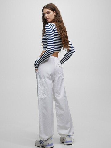Pull&Bear Wide leg Cargo trousers in White: front