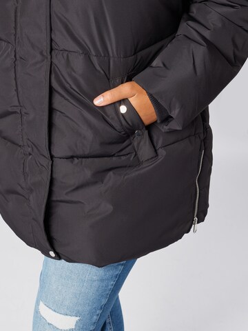 Vero Moda CurveZimska jakna 'Finley' - crna boja