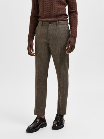 SELECTED HOMME Slim fit Trousers with creases in Brown: front