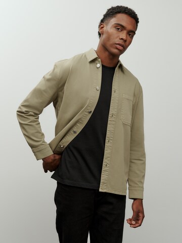 Regular fit Camicia 'Essential' di DAN FOX APPAREL in verde: frontale