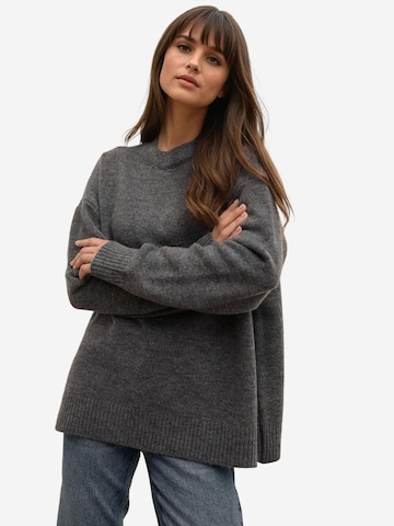 Hiccup Pullover in Grau: Vorderseite