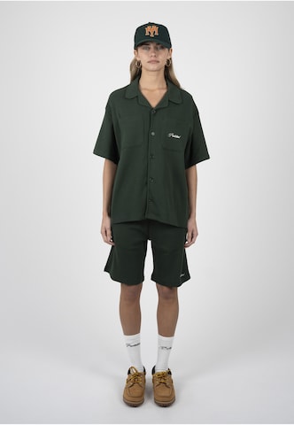 Prohibited Regular Shorts in Grün