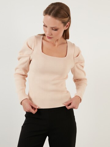 Pullover di LELA in beige