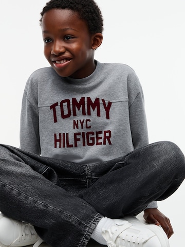 TOMMY HILFIGER Shirt 'BRAND LOVE' in Grijs