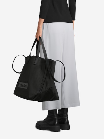 Calvin Klein Shopper in Black