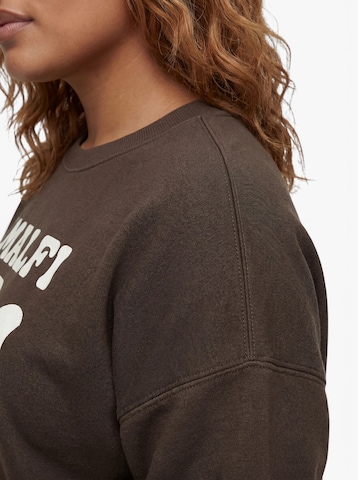 ONLY Carmakoma - Sudadera 'CAREsmara' en marrón