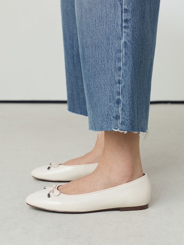 Ballerina con cinturino 'Forever Comfort®' di Next in bianco