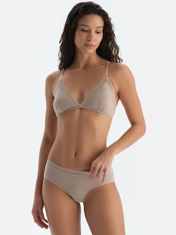 Dagi - Hipster em bege