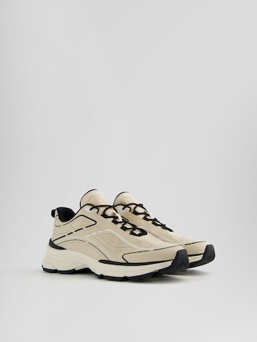 Bershka Låg sneaker i beige