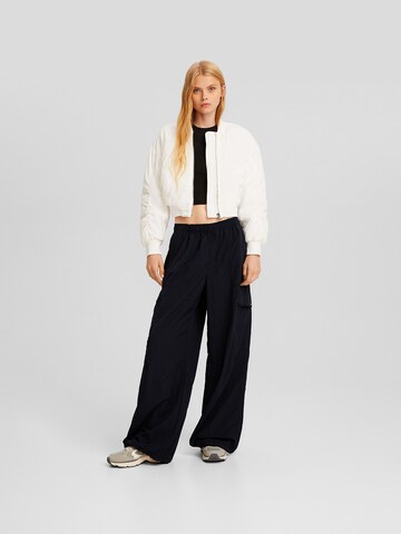 Bershka Ohlapna forma Hlače | črna barva