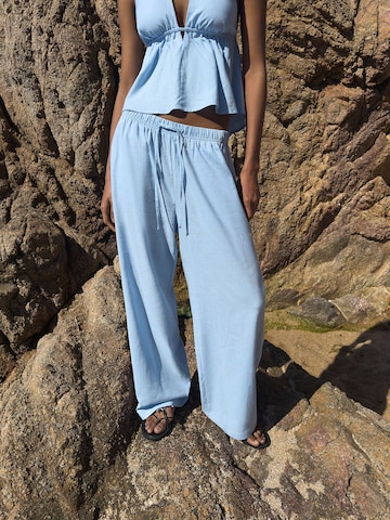 Bershka Wide leg Trousers in Blue: front