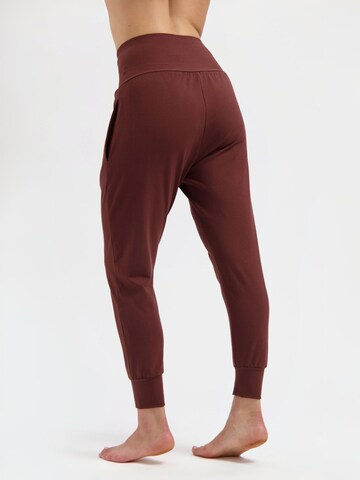 Urban Goddess Yoga & Activewear Tapered Sporthose 'Bhumi' in Braun