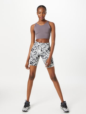 Urban Classics Skinny Shorts in Weiß