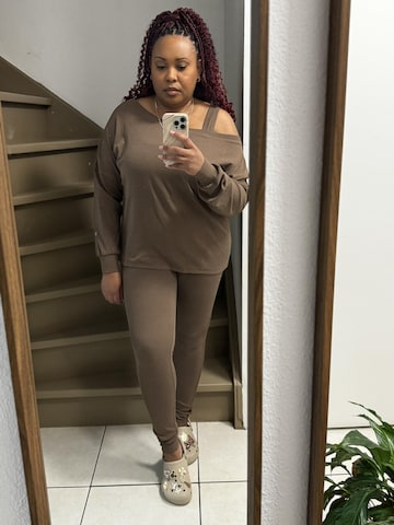 Mowi Fit Tracksuit in Brown