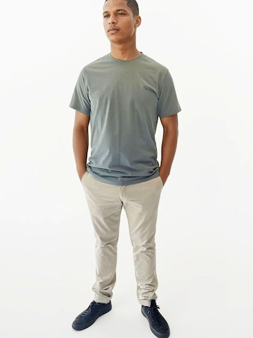 A Question Of (AQO) Bluser & t-shirts 'Anders Tee Garment Dyed' i blå: forside