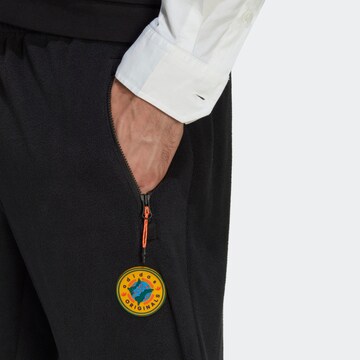 regular Pantaloni 'Wander Hour Polar Fleece' di ADIDAS ORIGINALS in nero