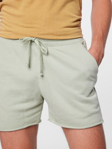 HOLLISTER Regular Shorts in Grün