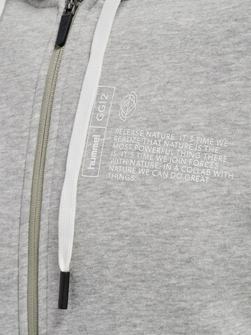 Hummel Sportsweatjacke in Grau